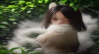 团队成员在白板上规划推特内容分类架构，橙色和绿色便利贴密密麻麻